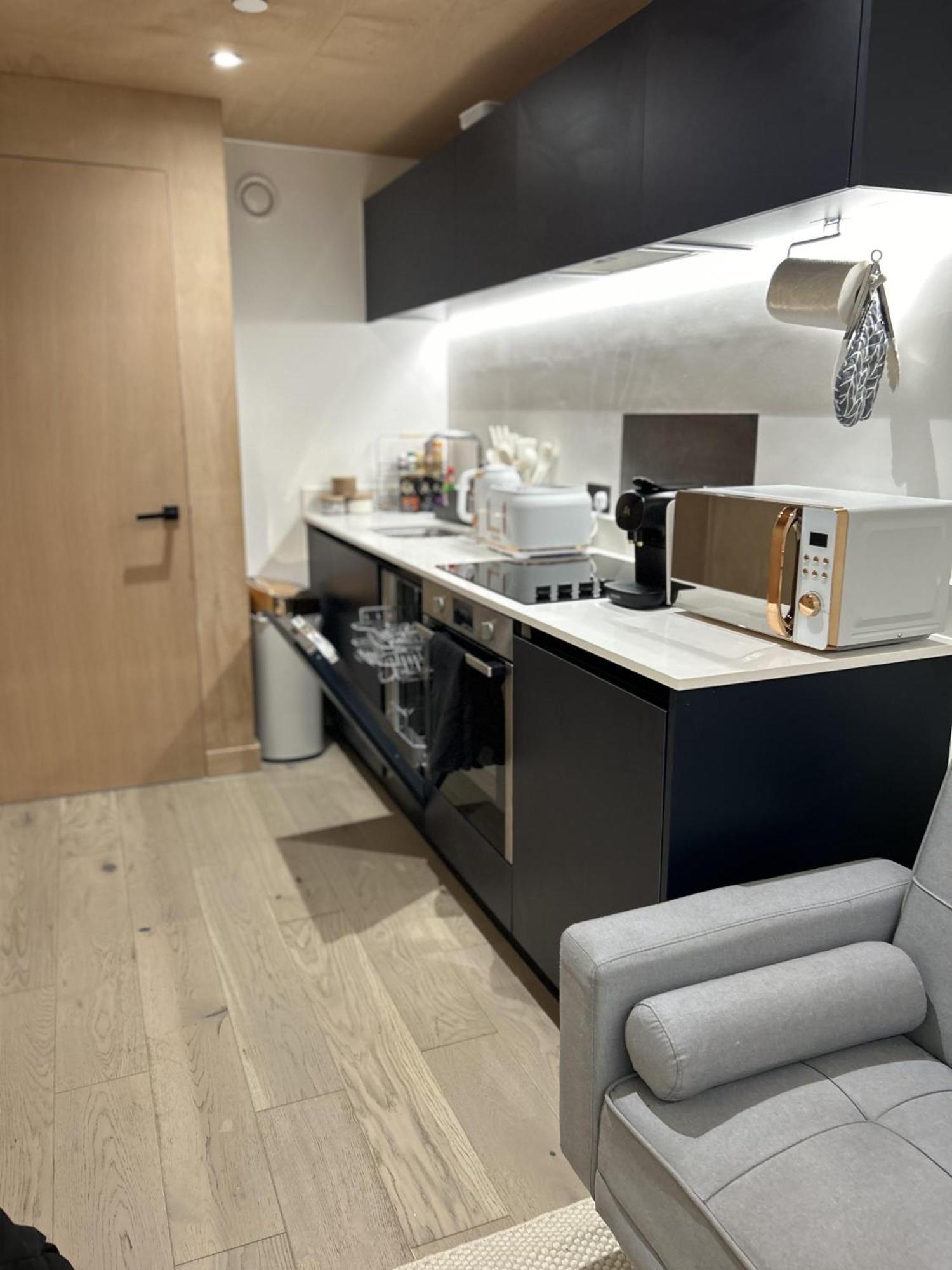 Central 2 Level - Balcony-Free Parking-Wi-Fi * Manchester
