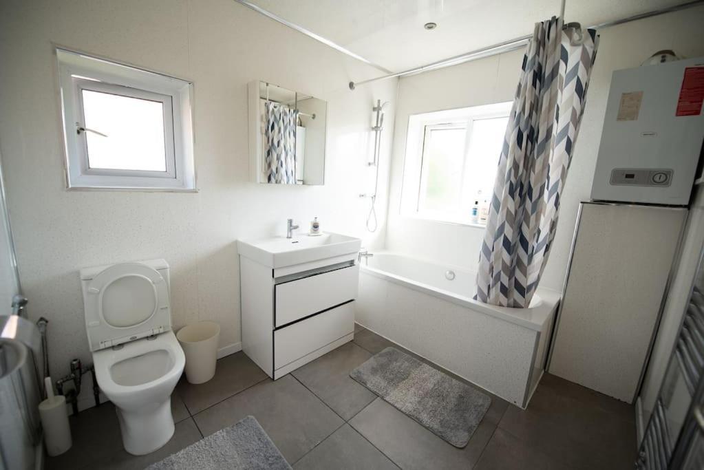 Spacious 3 Bed Airport Free Parking Sleeps 10 Apartment *