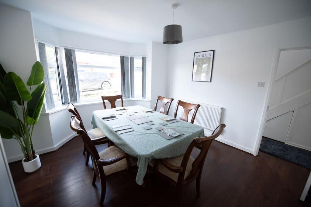 Apartment Spacious 3 Bed Airport Free Parking Sleeps 10 *