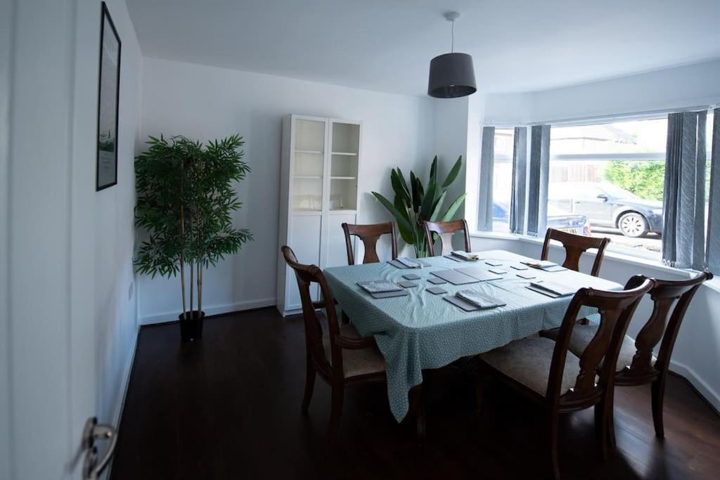 Spacious 3 Bed Airport Free Parking Sleeps 10 Apartment Manchester