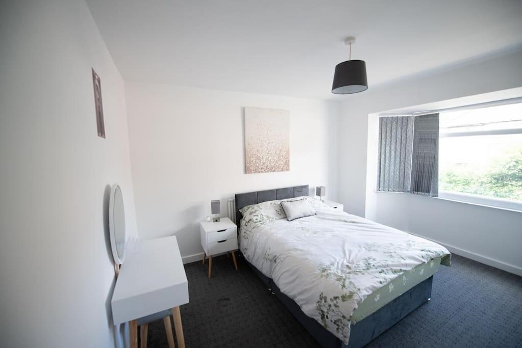 Apartment Spacious 3 Bed Airport Free Parking Sleeps 10