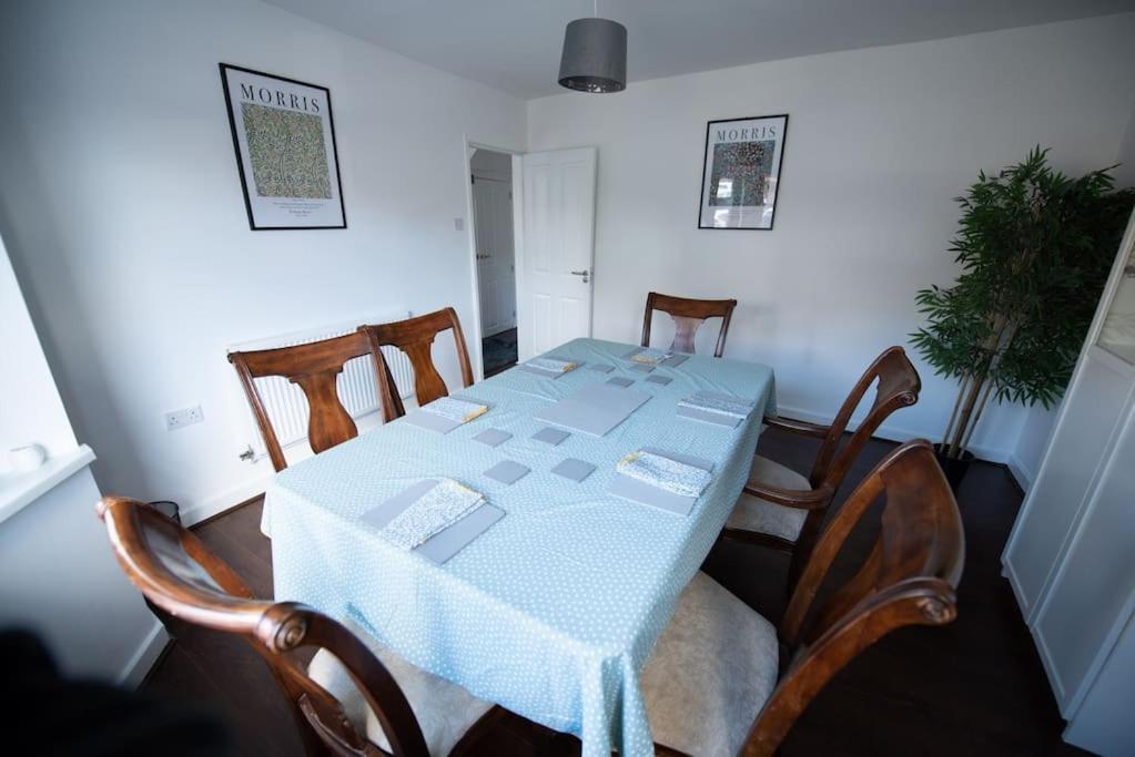 Spacious 3 Bed Airport Free Parking Sleeps 10 Apartment *