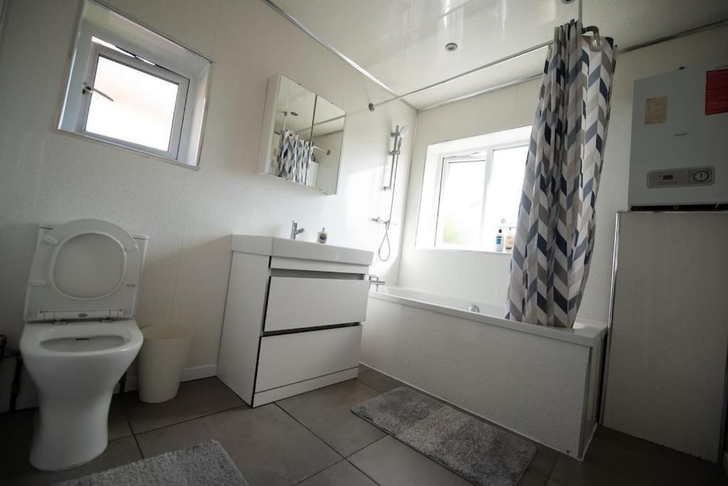Spacious 3 Bed Airport Free Parking Sleeps 10 *