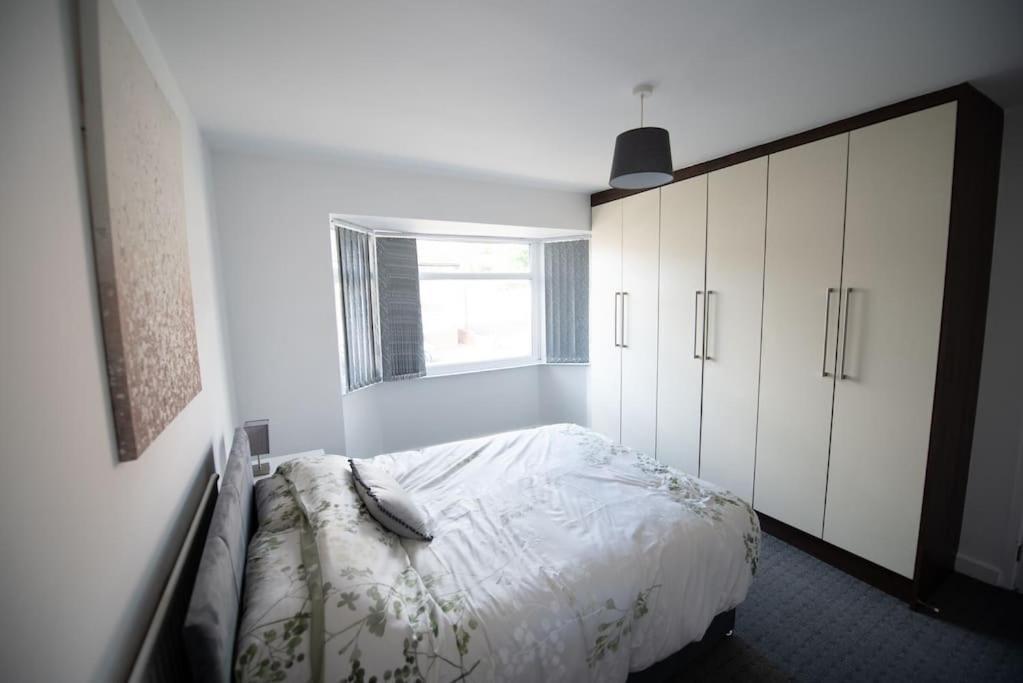 Apartment Spacious 3 Bed Airport Free Parking Sleeps 10