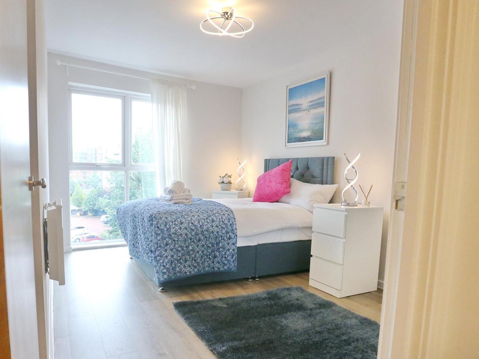 New Refurb Mins From Coop Man Park For Free Pass The Keys Apartment *