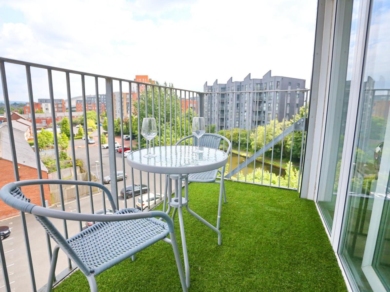 Apartment New Refurb Mins From Coop Man Park For Free Pass The Keys