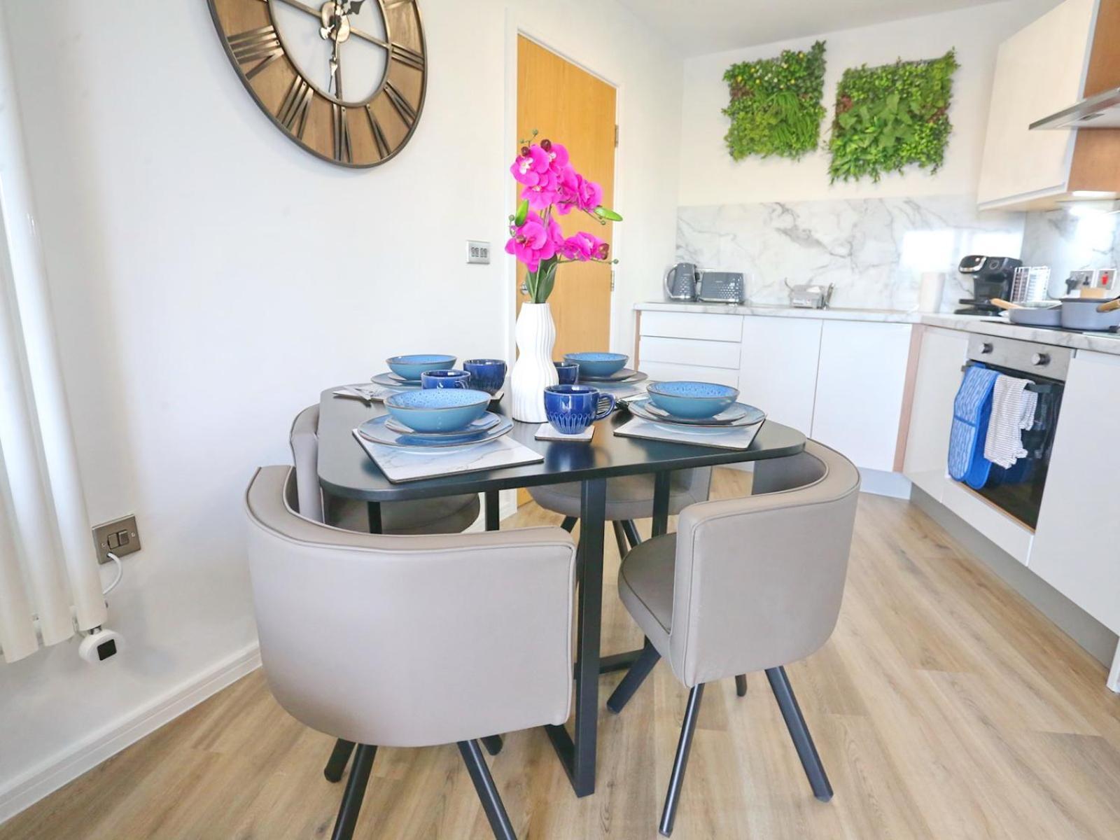 Apartment New Refurb Mins From Coop Man Park For Free Pass The Keys