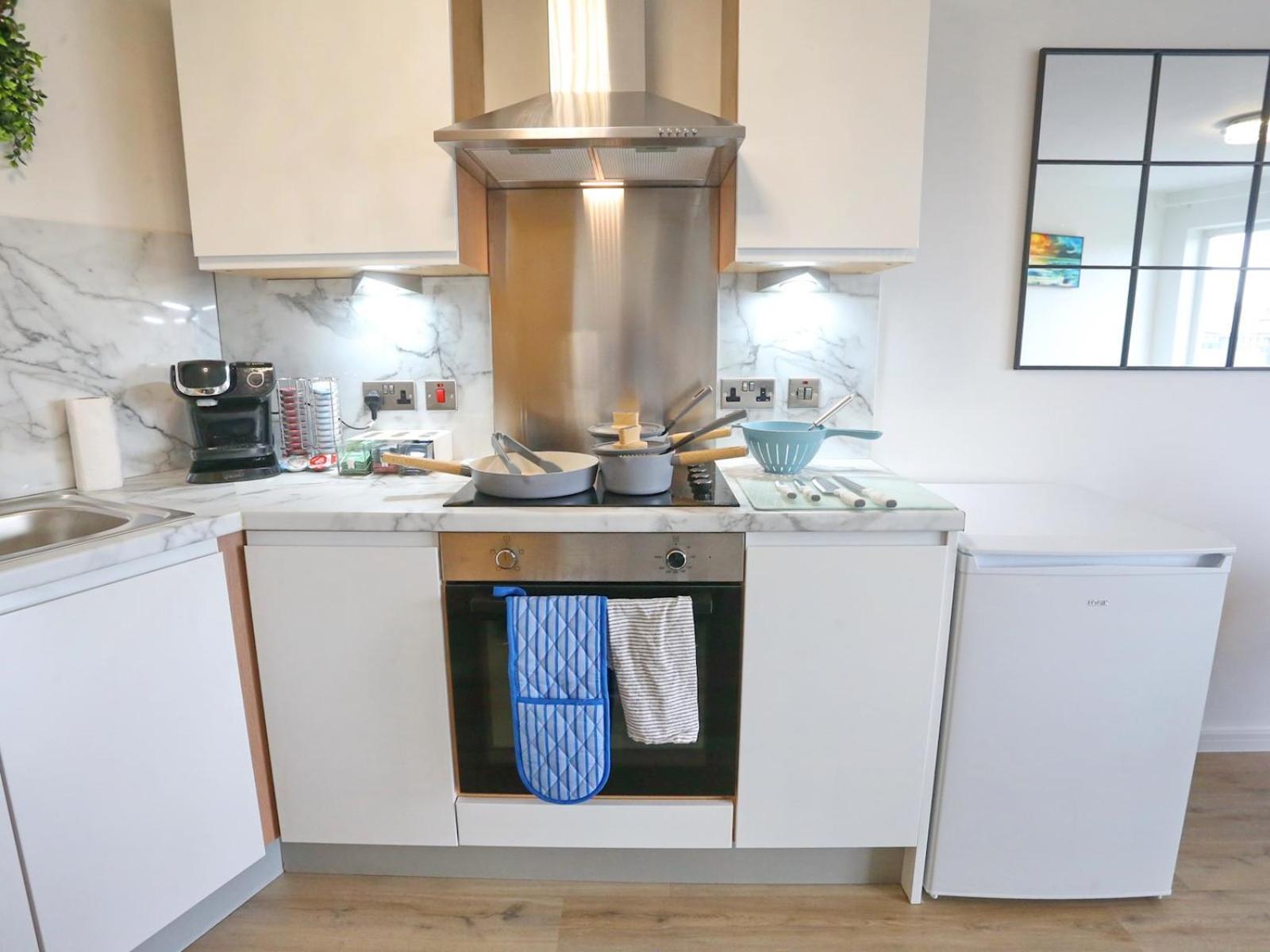 Apartment New Refurb Mins From Coop Man Park For Free Pass The Keys