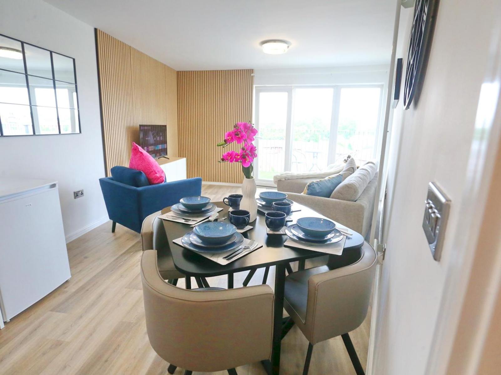 Apartment New Refurb Mins From Coop Man Park For Free Pass The Keys *