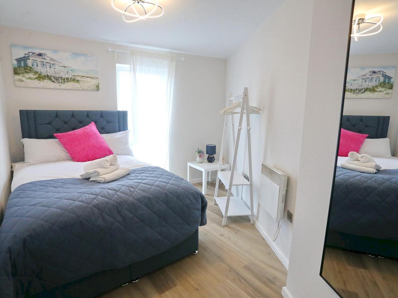 Apartment New Refurb Mins From Coop Man Park For Free Pass The Keys *