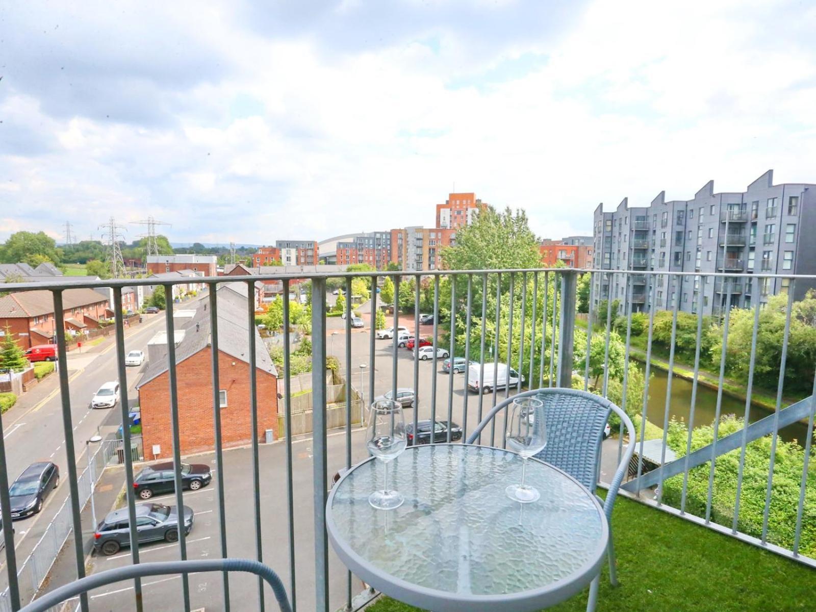 New Refurb Mins From Coop Man Park For Free Pass The Keys Apartment Manchester