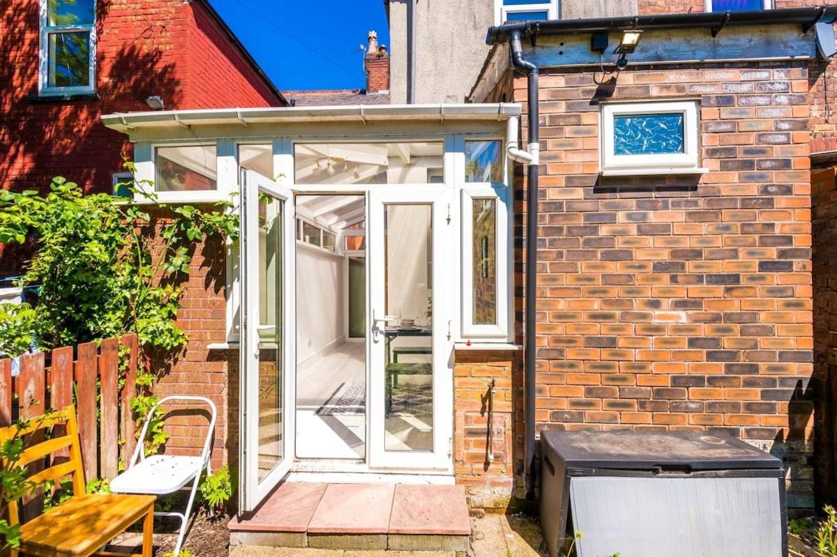 Holiday home Large 4 Bedroom With Free Parking Near Mediacityuk