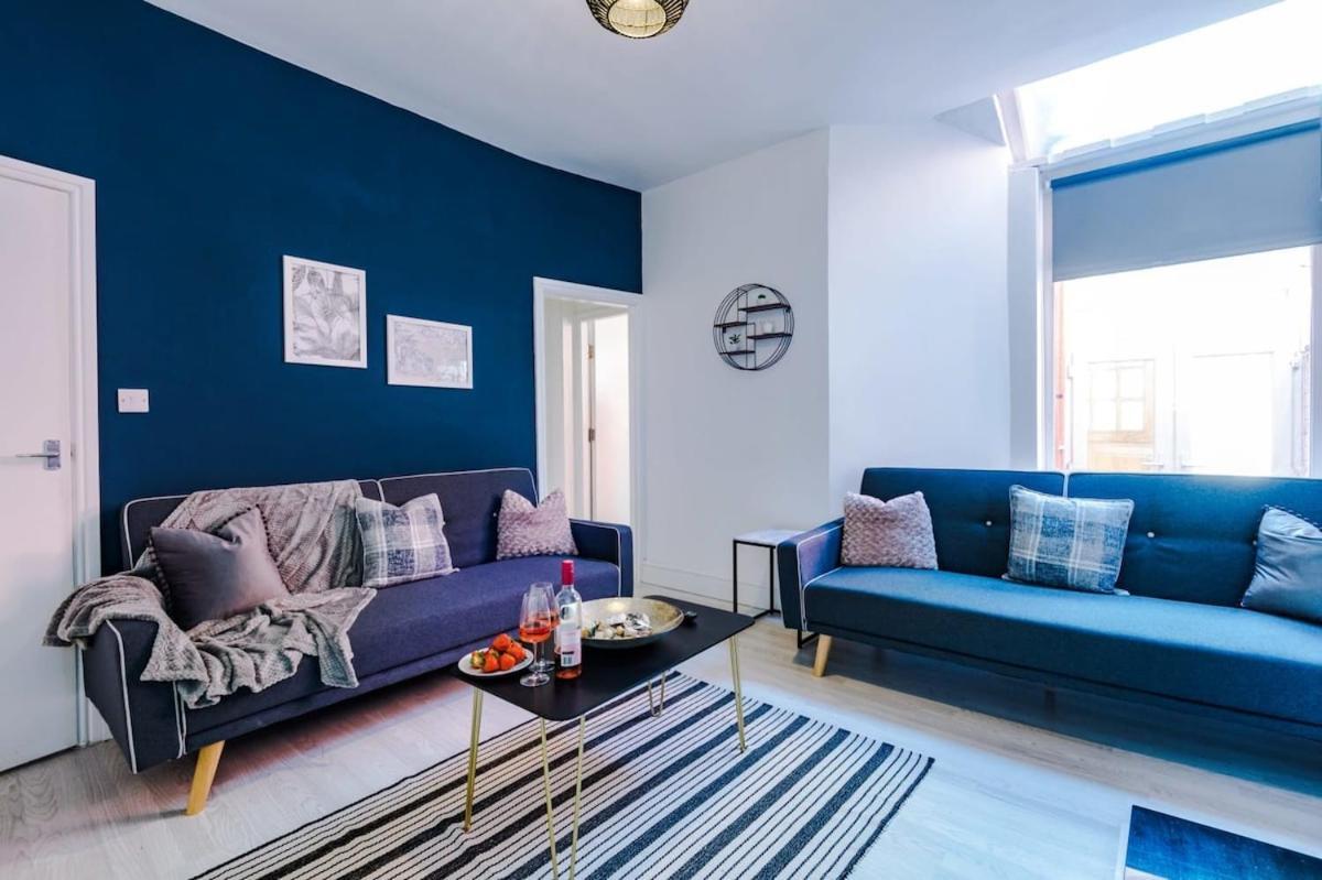 Holiday home Large 4 Bedroom With Free Parking Near Mediacityuk *