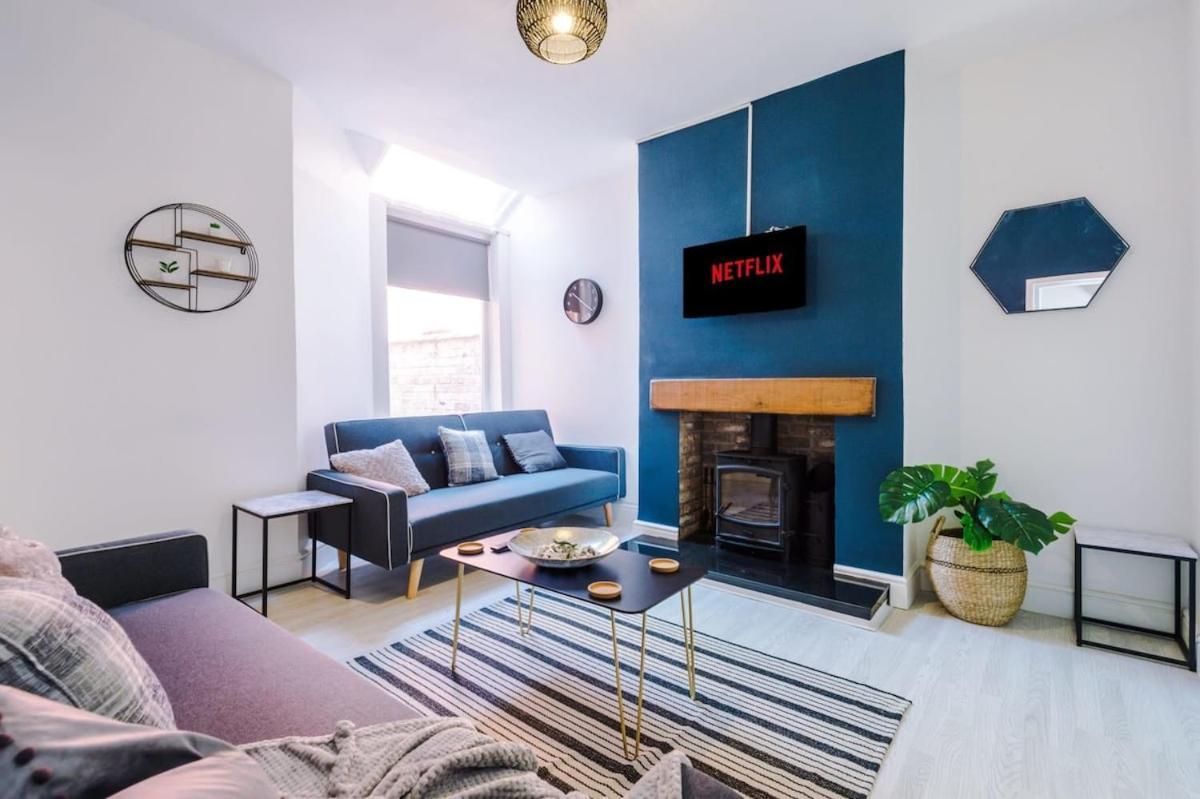 Holiday home Large 4 Bedroom With Free Parking Near Mediacityuk Manchester