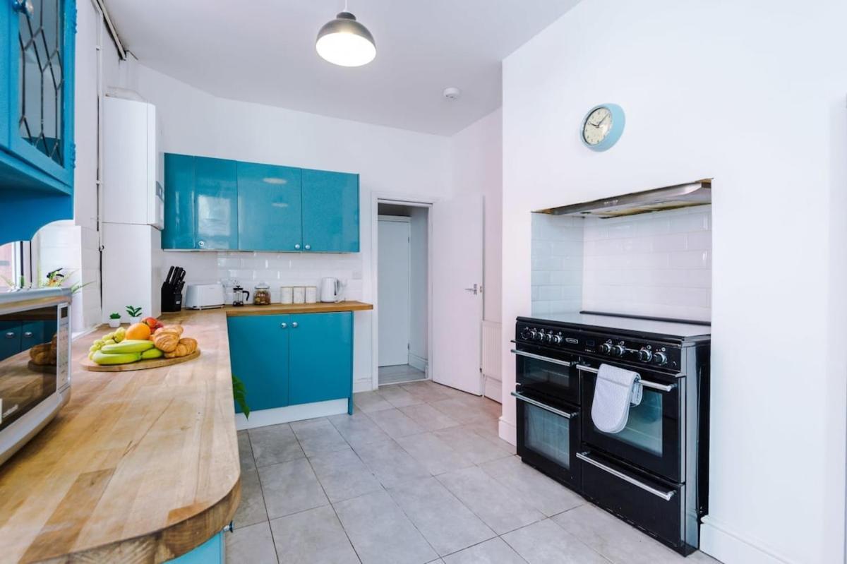 Large 4 Bedroom With Free Parking Near Mediacityuk Holiday home