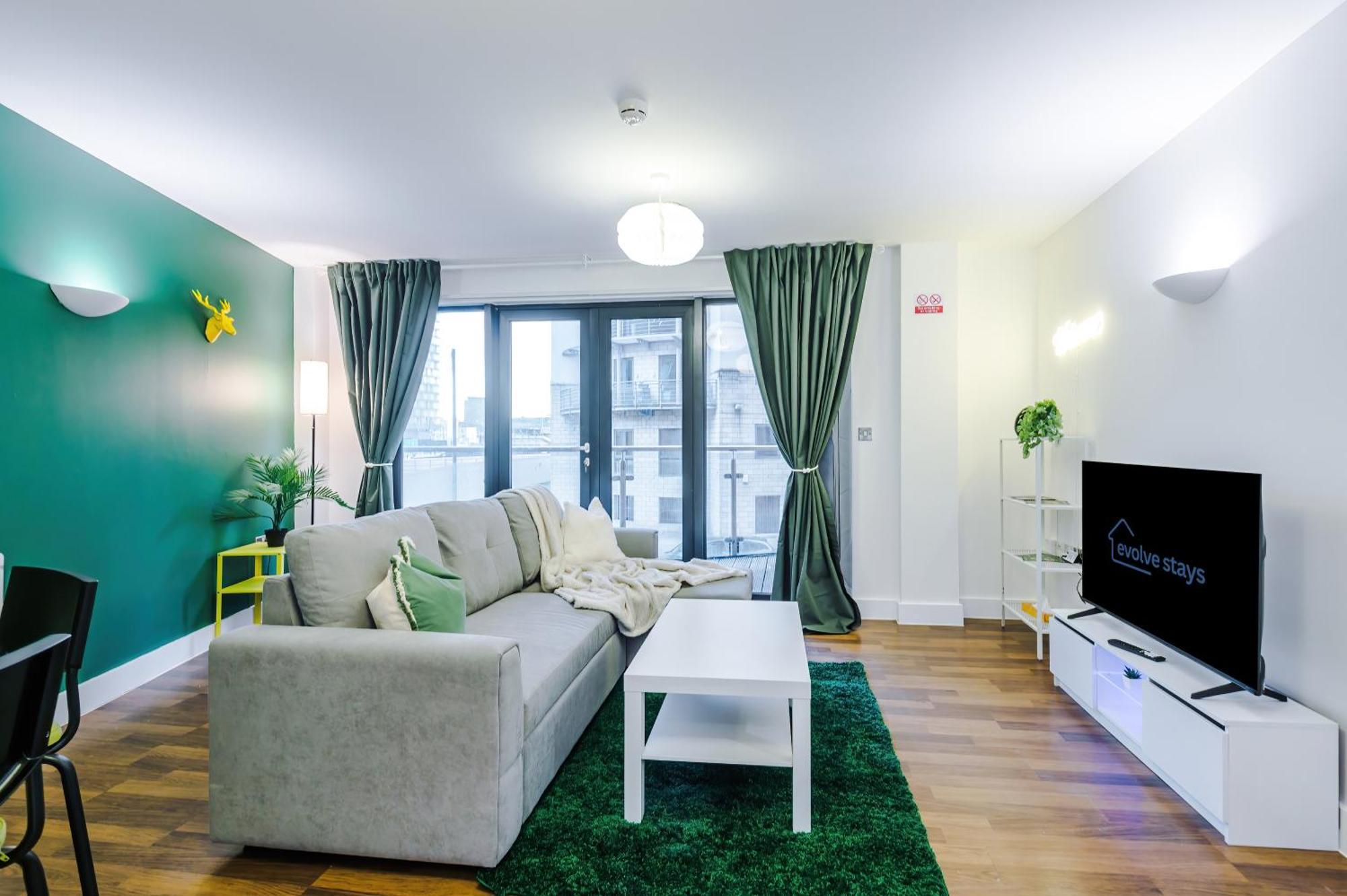 Apartment Spacious In Deansgate, Free Parking, Private Balcony, Sleeps 8, Long Term Disc *