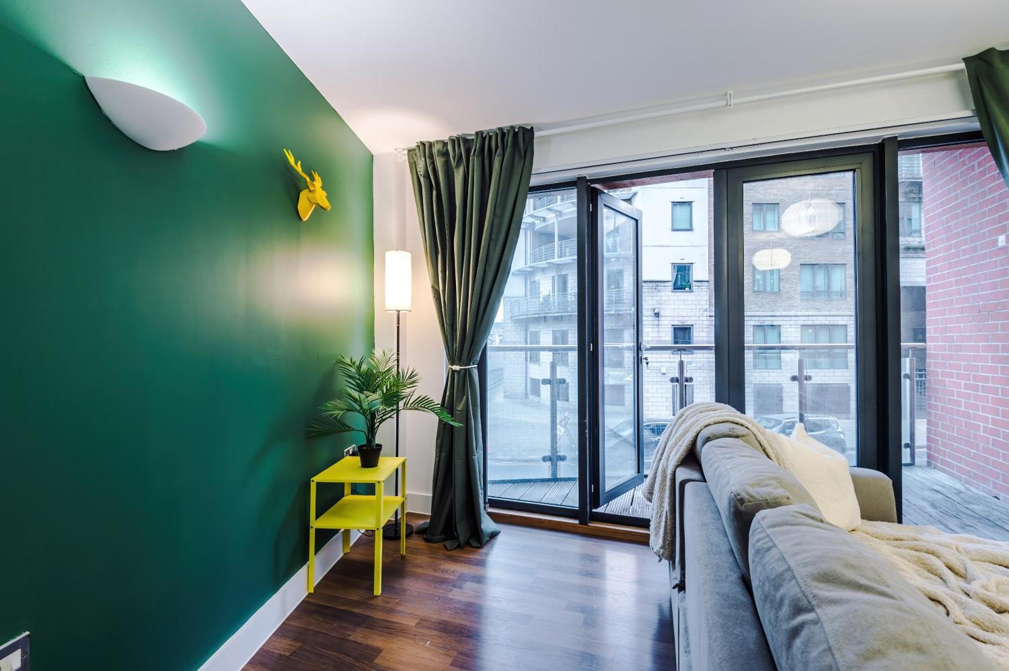 Spacious In Deansgate, Free Parking, Private Balcony, Sleeps 8, Long Term Disc Manchester