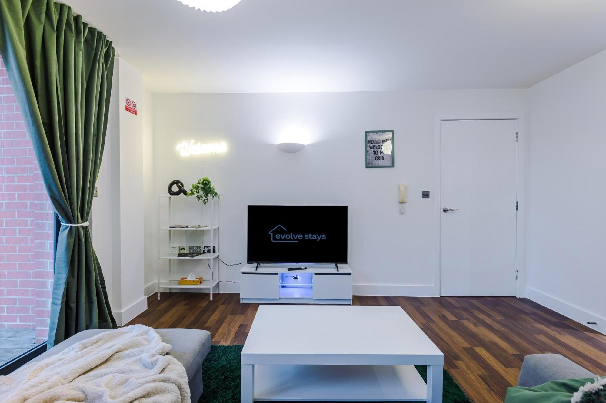 Spacious In Deansgate, Free Parking, Private Balcony, Sleeps 8, Long Term Disc Apartment *