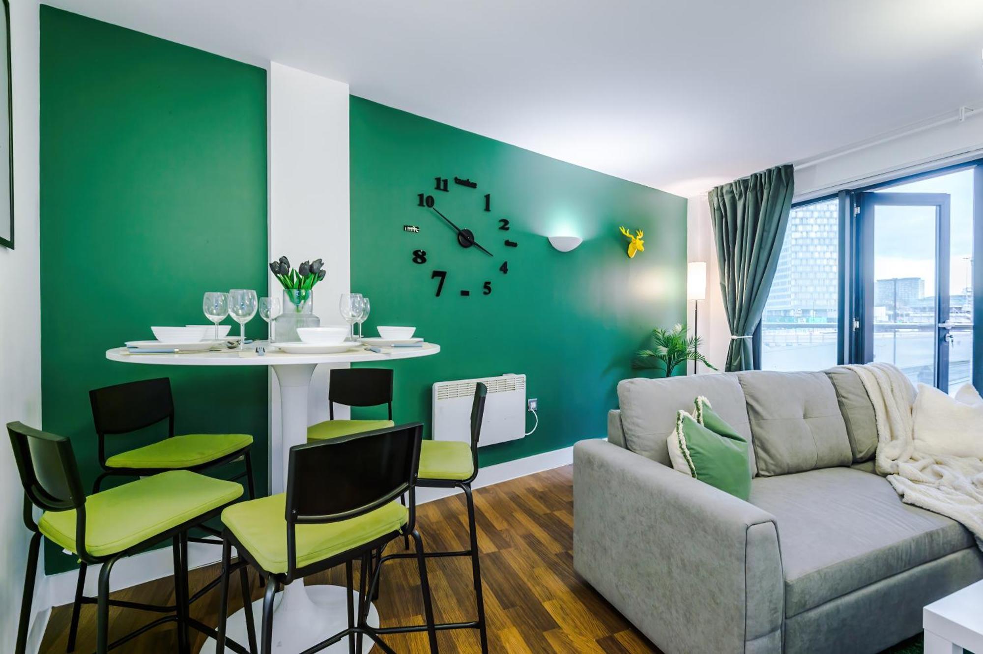 Apartment Spacious In Deansgate, Free Parking, Private Balcony, Sleeps 8, Long Term Disc Manchester