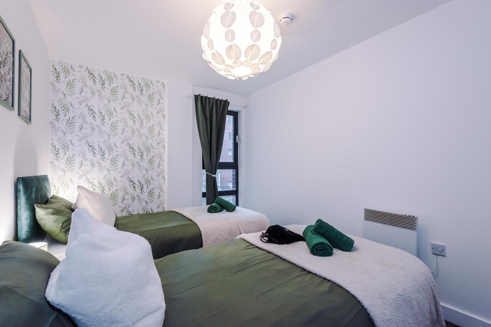 Spacious In Deansgate, Free Parking, Private Balcony, Sleeps 8, Long Term Disc * Manchester