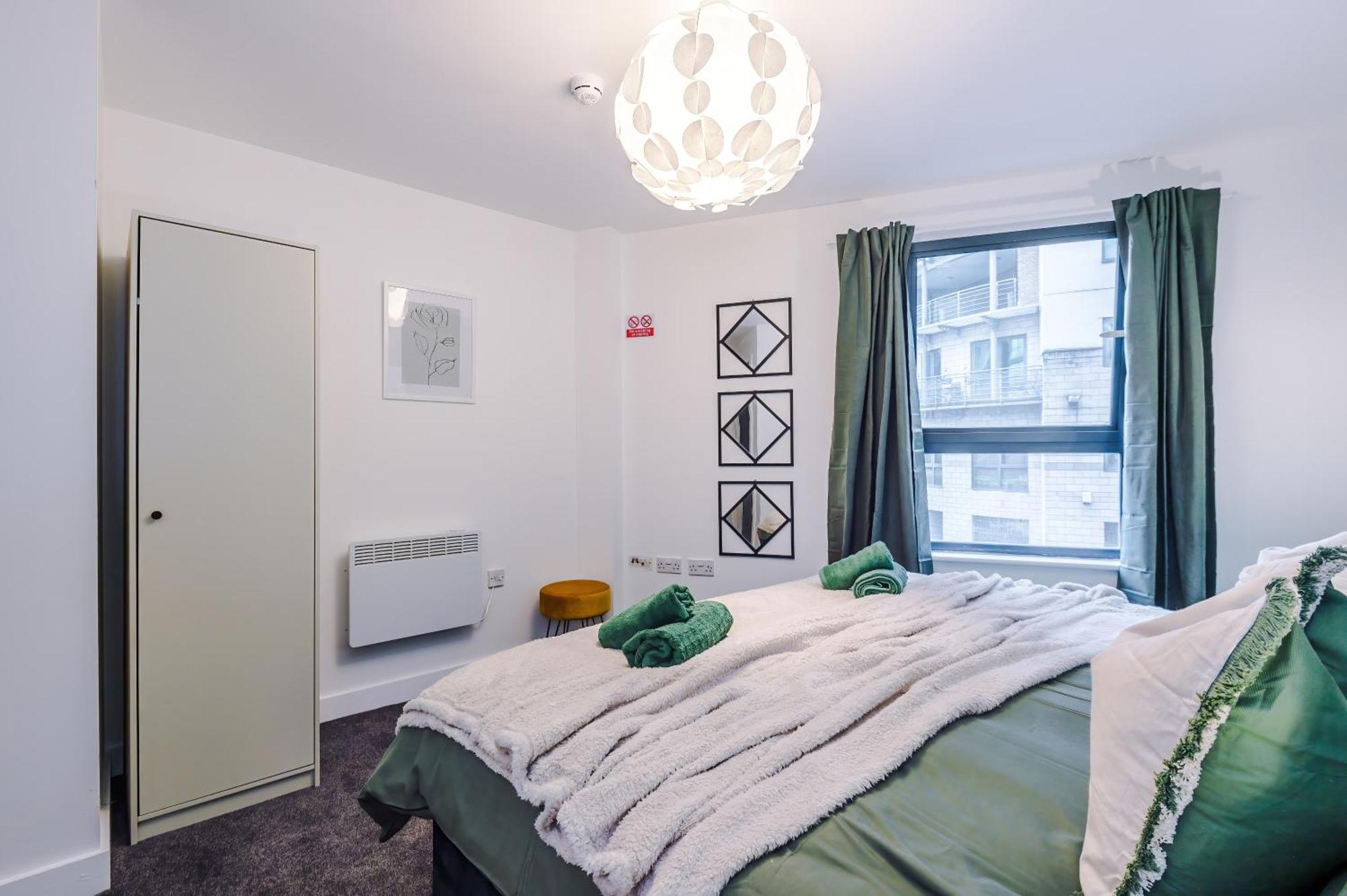 Spacious In Deansgate, Free Parking, Private Balcony, Sleeps 8, Long Term Disc