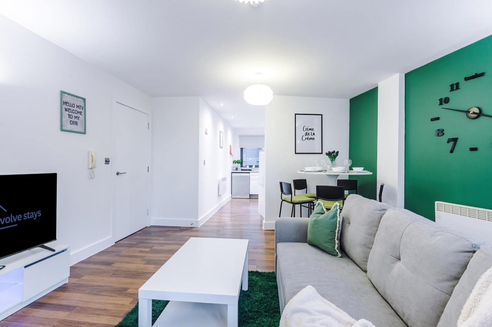 Apartment Spacious In Deansgate, Free Parking, Private Balcony, Sleeps 8, Long Term Disc