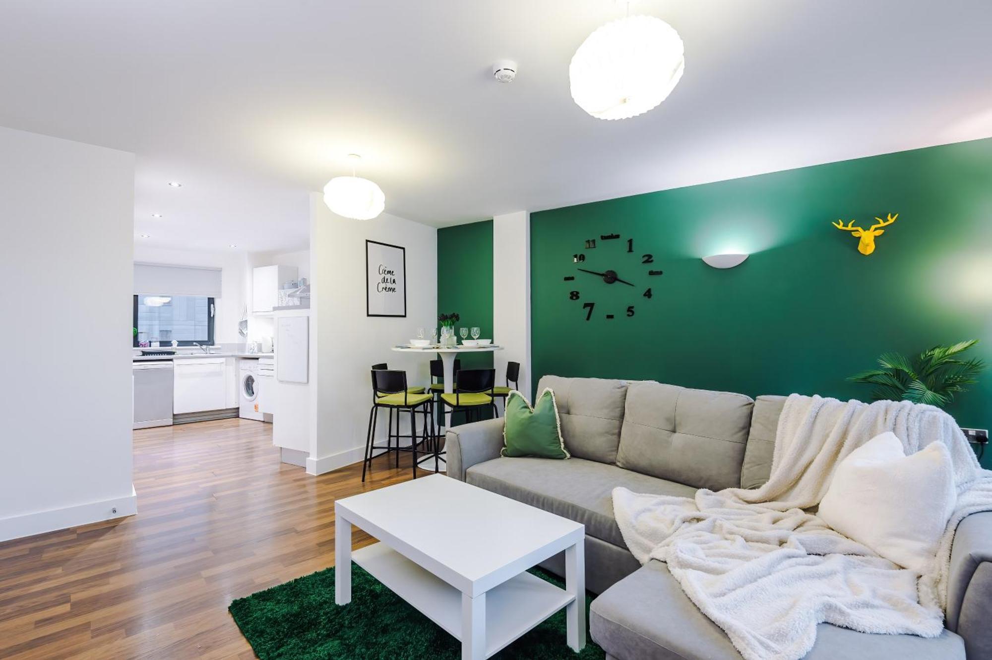 Spacious In Deansgate, Free Parking, Private Balcony, Sleeps 8, Long Term Disc Apartment *