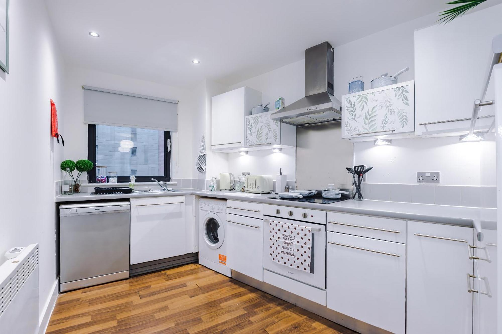 Spacious In Deansgate, Free Parking, Private Balcony, Sleeps 8, Long Term Disc