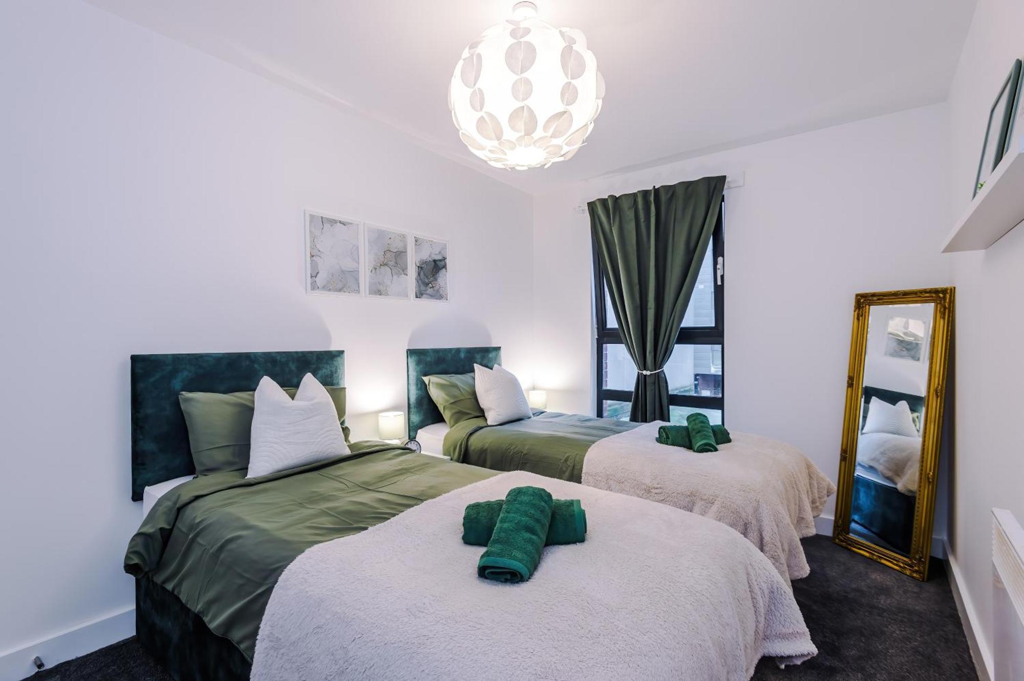 Apartment Spacious In Deansgate, Free Parking, Private Balcony, Sleeps 8, Long Term Disc *