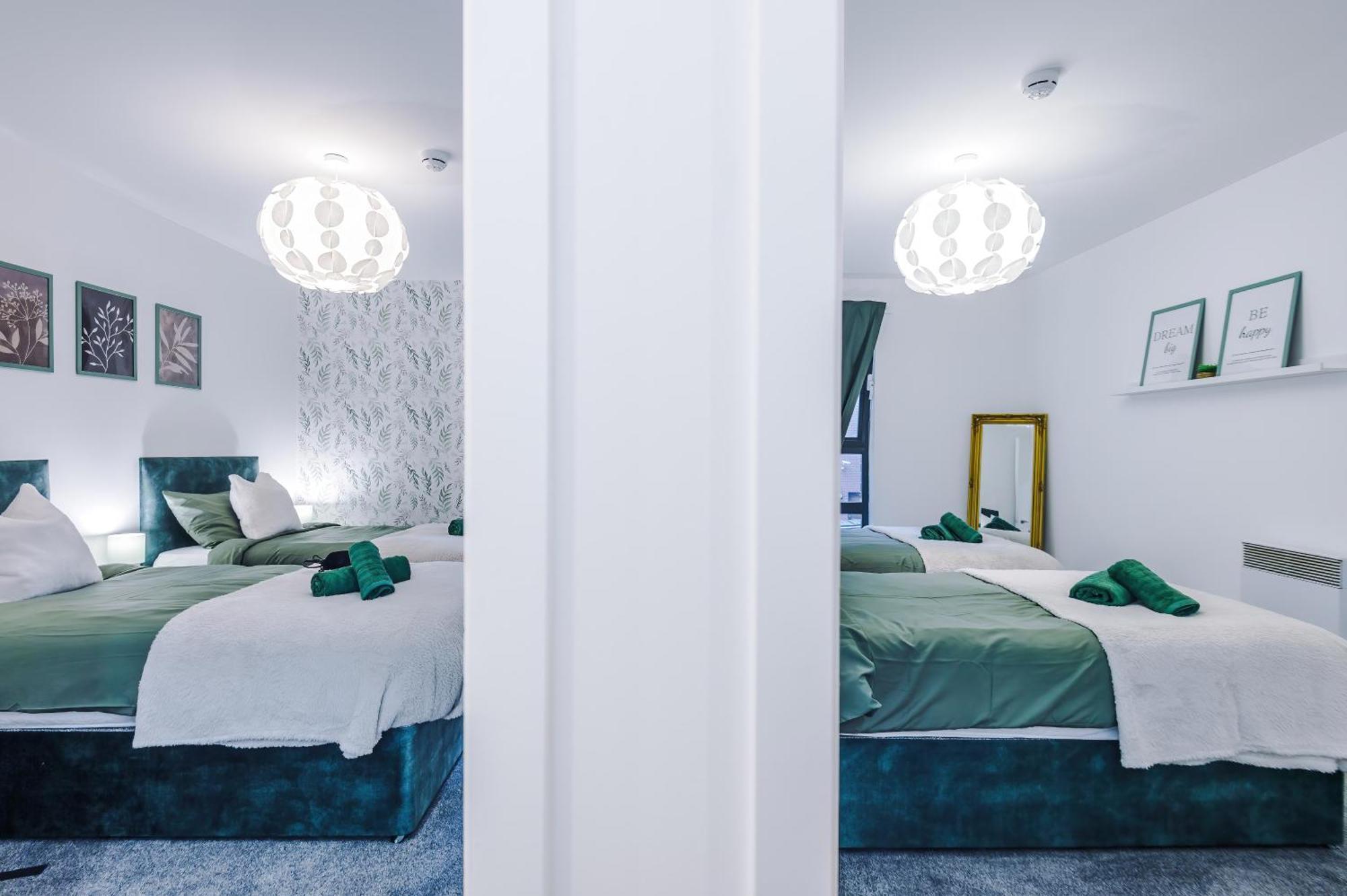 Spacious In Deansgate, Free Parking, Private Balcony, Sleeps 8, Long Term Disc