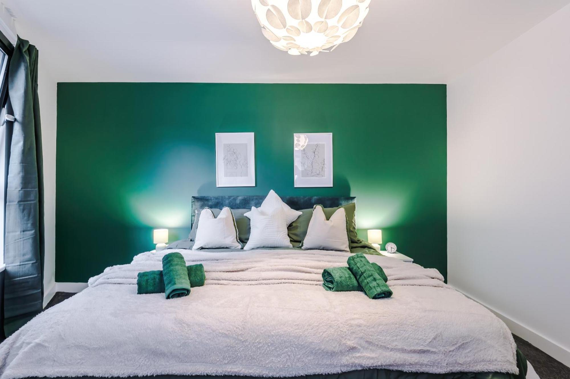 Spacious In Deansgate, Free Parking, Private Balcony, Sleeps 8, Long Term Disc Apartment Manchester