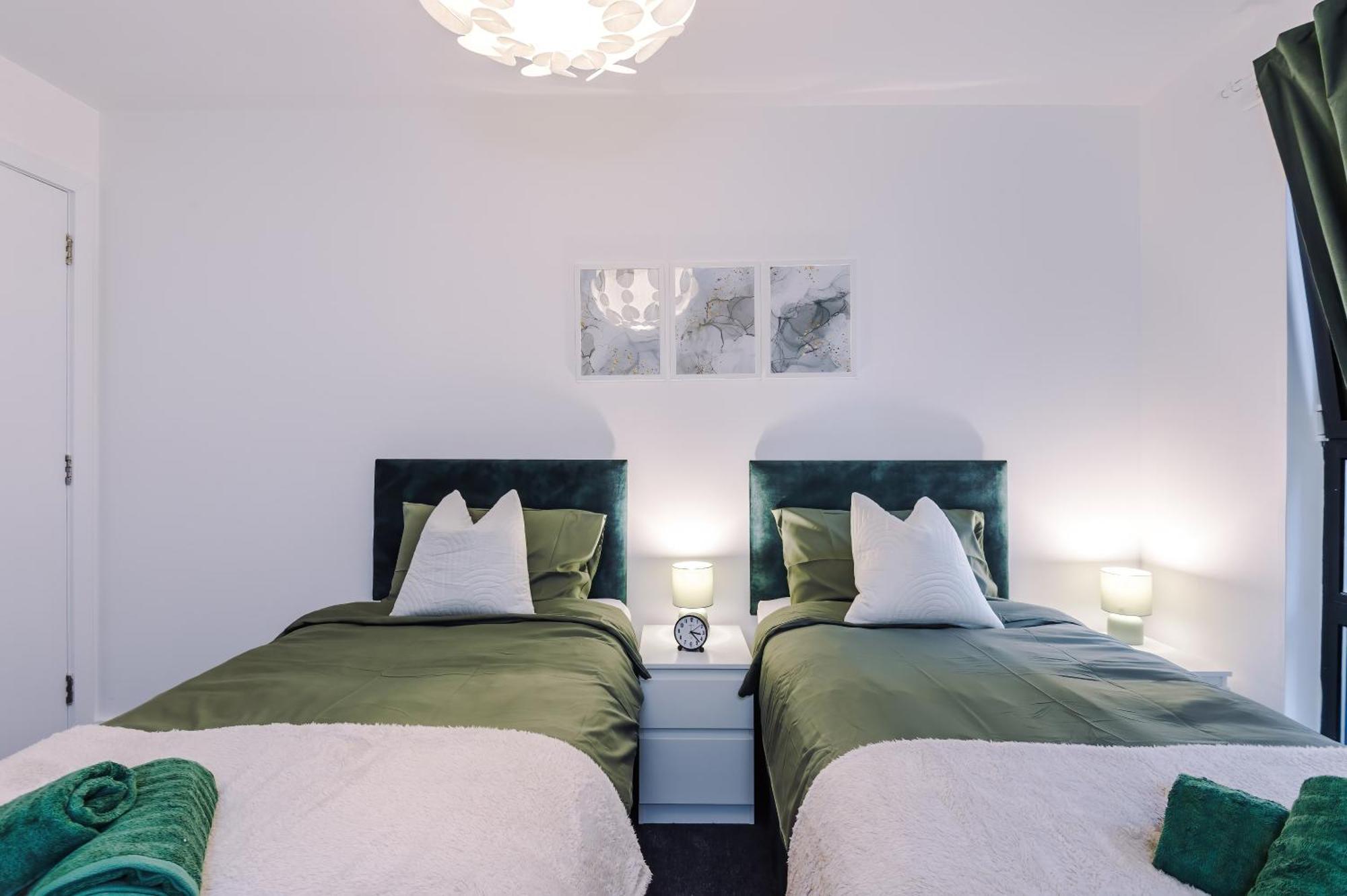 Apartment Spacious In Deansgate, Free Parking, Private Balcony, Sleeps 8, Long Term Disc