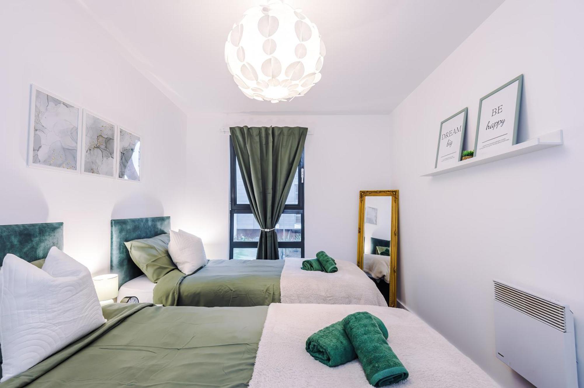 Apartment Spacious In Deansgate, Free Parking, Private Balcony, Sleeps 8, Long Term Disc *