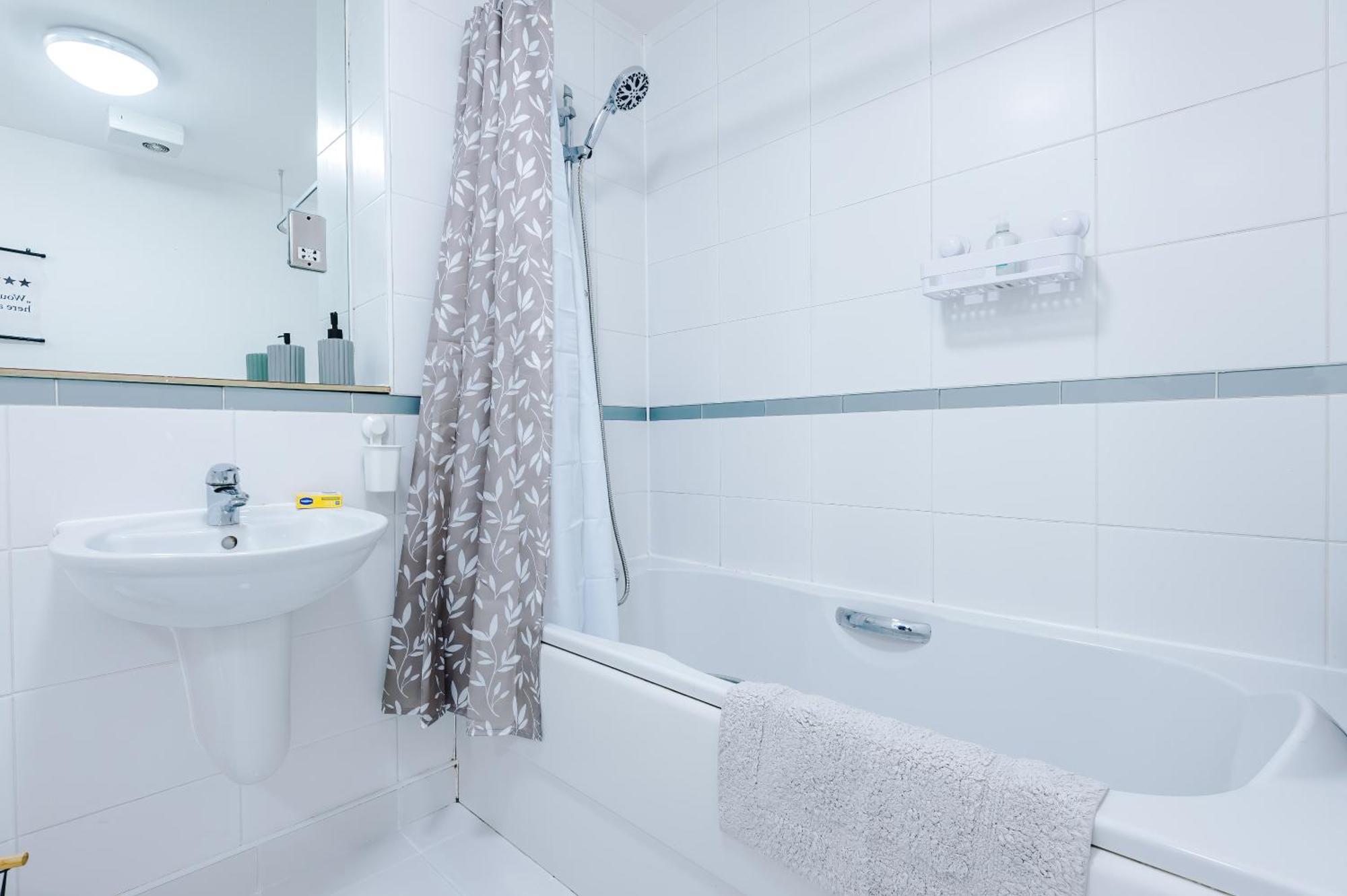 Spacious In Deansgate, Free Parking, Private Balcony, Sleeps 8, Long Term Disc Manchester