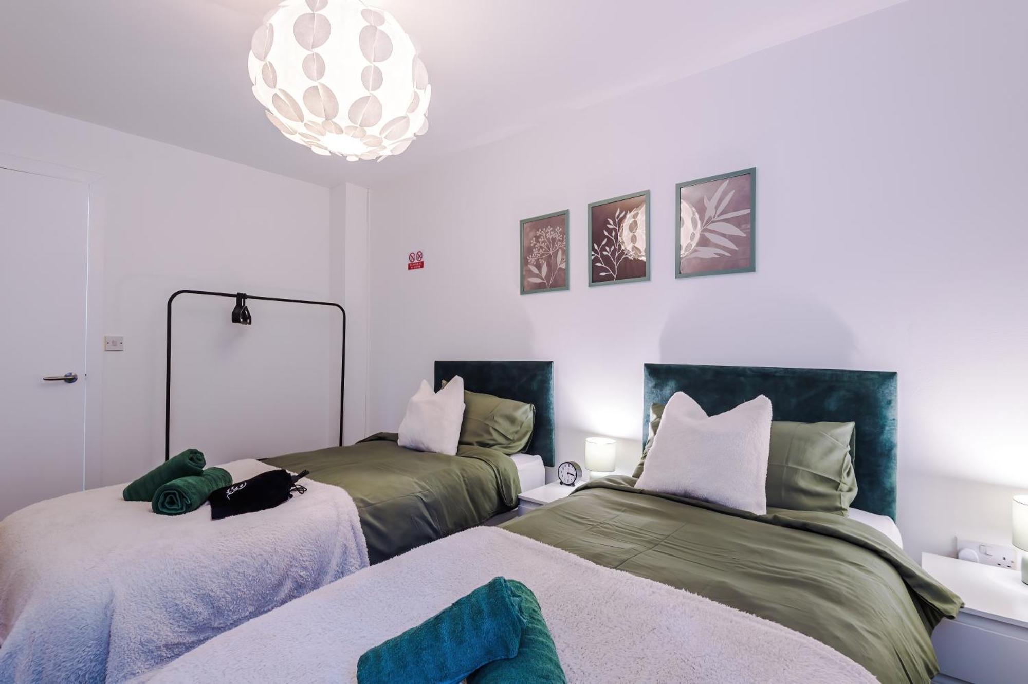 Apartment Spacious In Deansgate, Free Parking, Private Balcony, Sleeps 8, Long Term Disc *