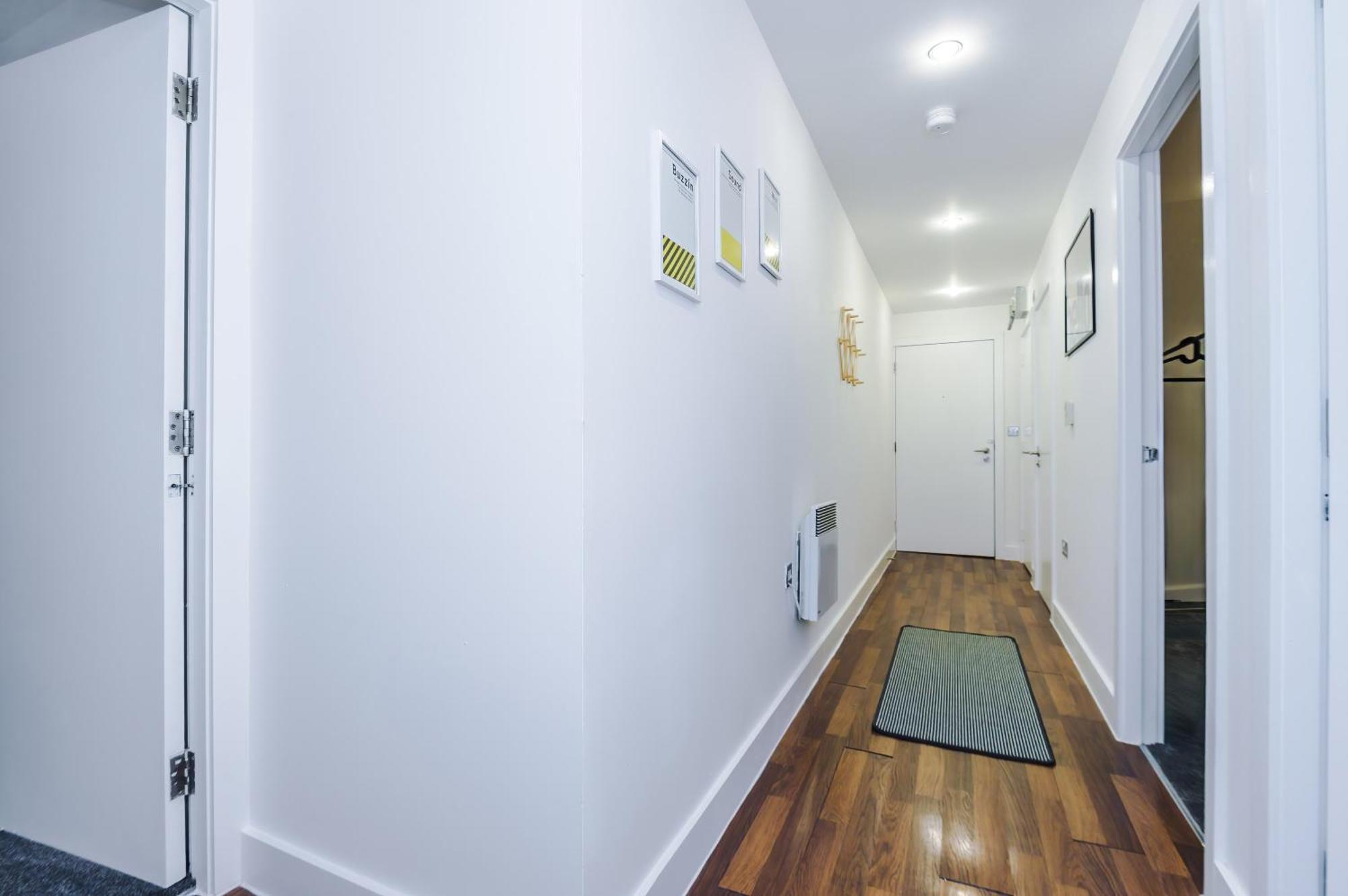 Spacious In Deansgate, Free Parking, Private Balcony, Sleeps 8, Long Term Disc