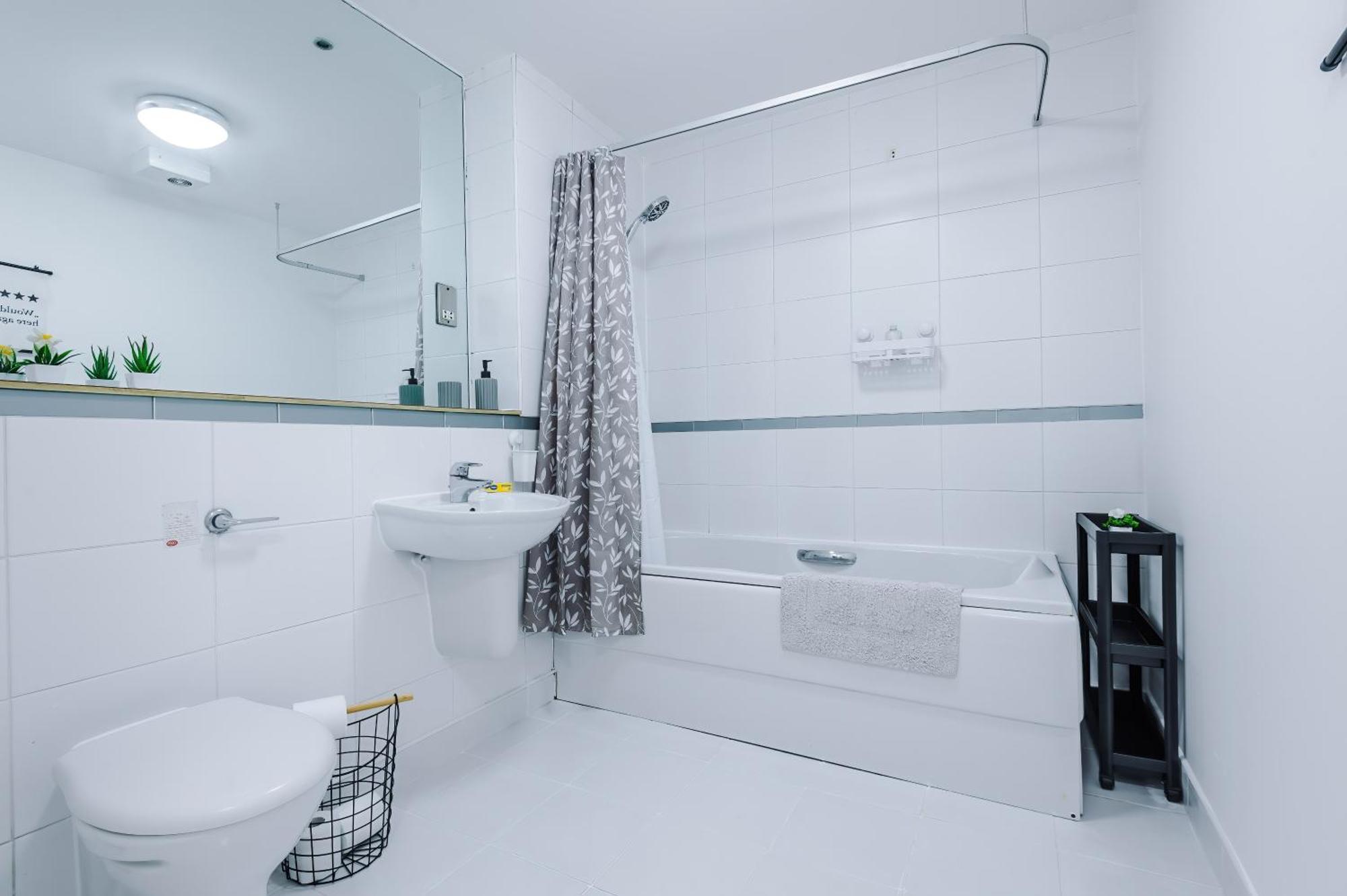 Spacious In Deansgate, Free Parking, Private Balcony, Sleeps 8, Long Term Disc Apartment *