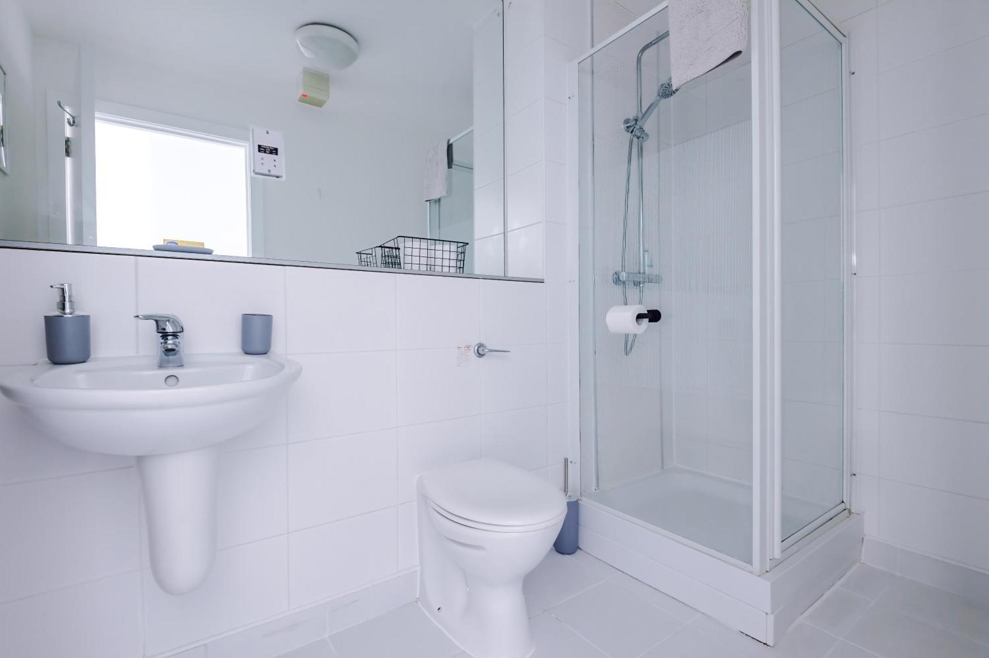 Spacious In Deansgate, Free Parking, Private Balcony, Sleeps 8, Long Term Disc * Manchester