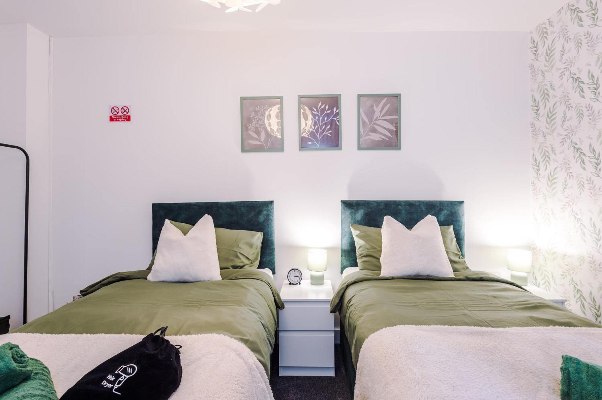 Spacious In Deansgate, Free Parking, Private Balcony, Sleeps 8, Long Term Disc