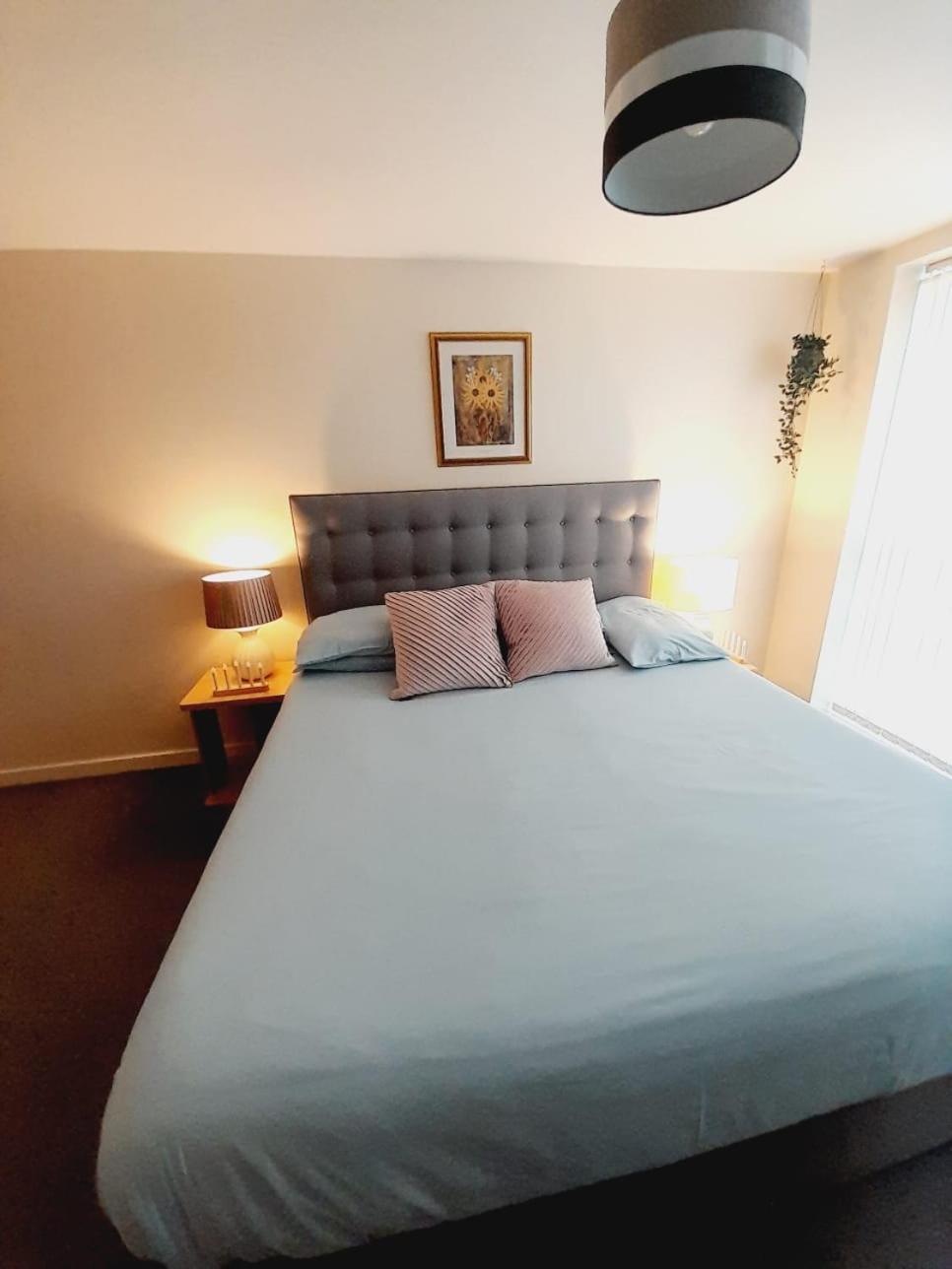 Modern 2 Bed, 2 Bath Near Etihad Stadium And Coop Live Apartment
