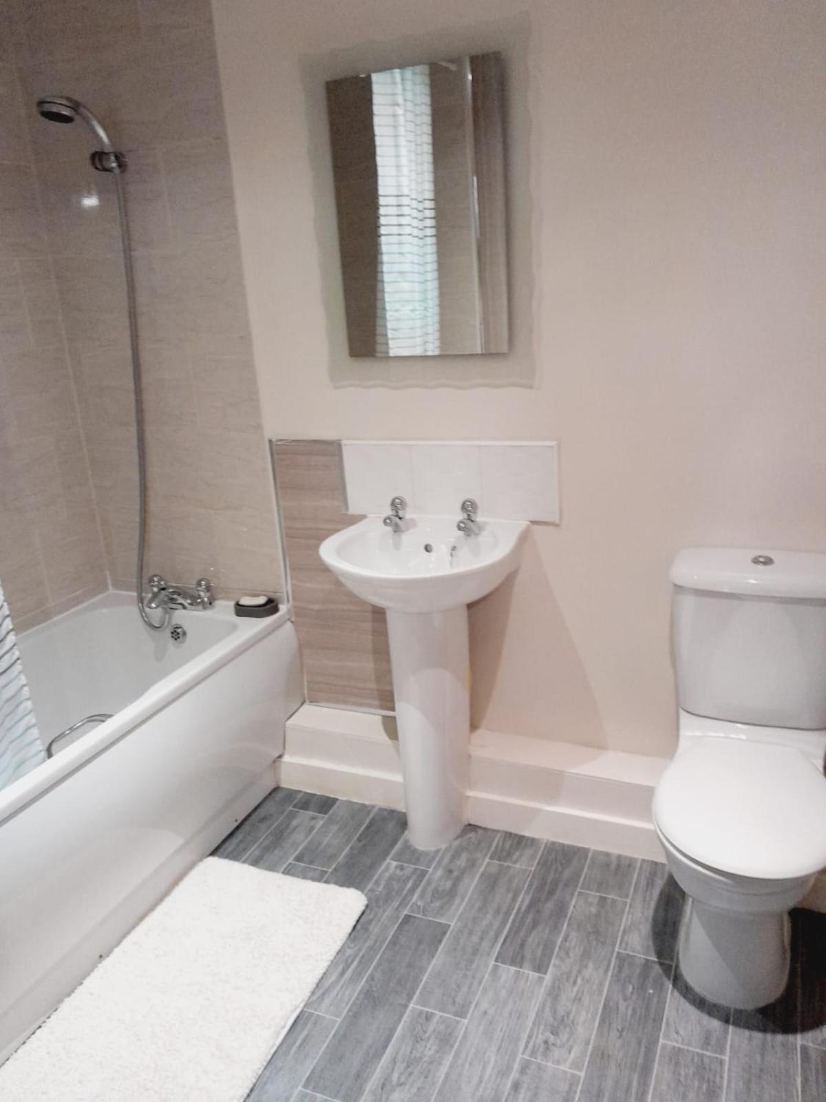 Modern 2 Bed, 2 Bath Near Etihad Stadium And Coop Live Apartment *