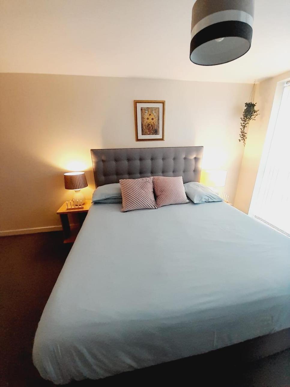 Modern 2 Bed, 2 Bath Near Etihad Stadium And Coop Live Apartment