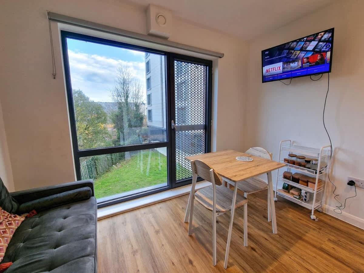Lovely Salford Flat By Superhost