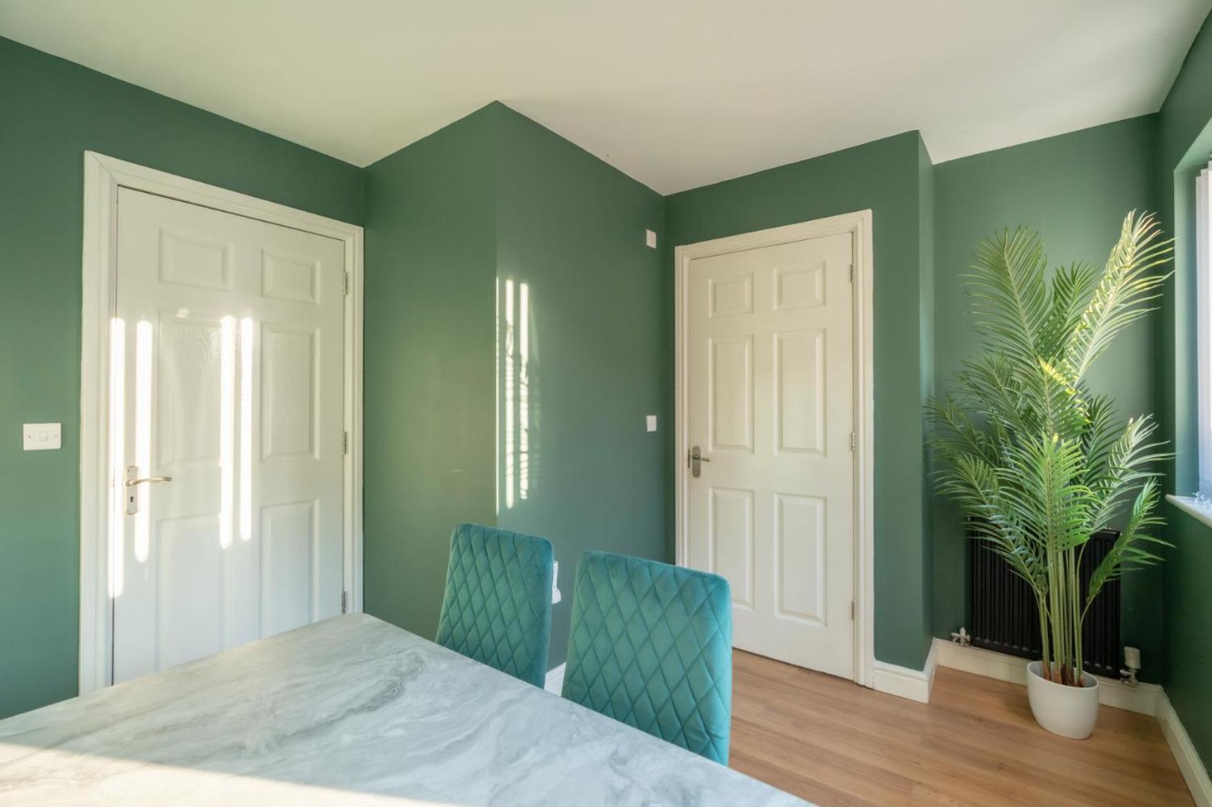 5 Bed House- 5mins To City Centre - Sleeps 8 Apartment