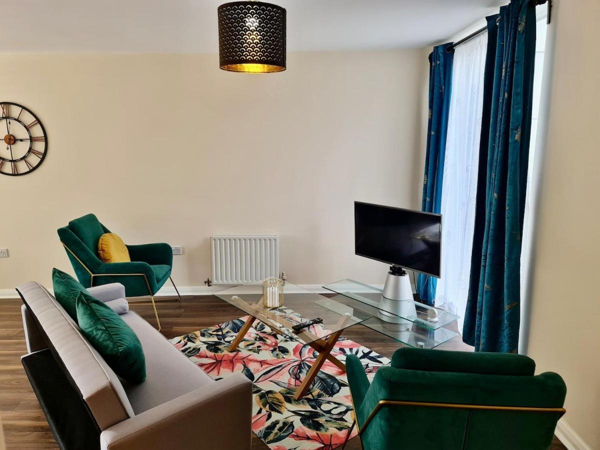 Luxury 3 Bedroom House Near Etihad Stadium And Coop Arena *