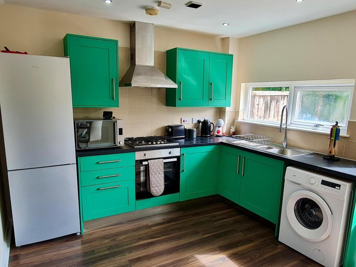Luxury 3 Bedroom House Near Etihad Stadium And Coop Arena *