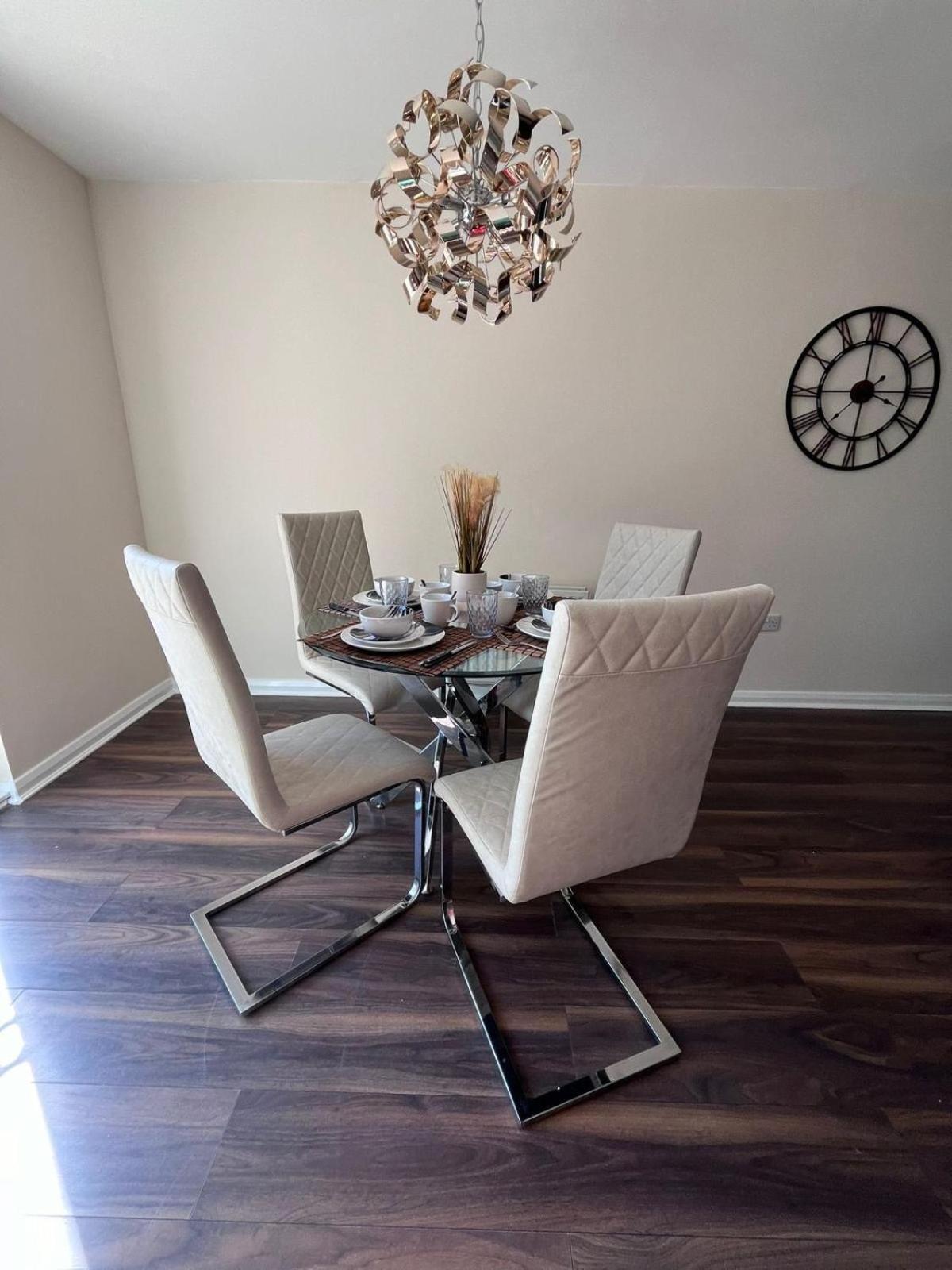Luxury 3 Bedroom House Near Etihad Stadium And Coop Arena Apartment *