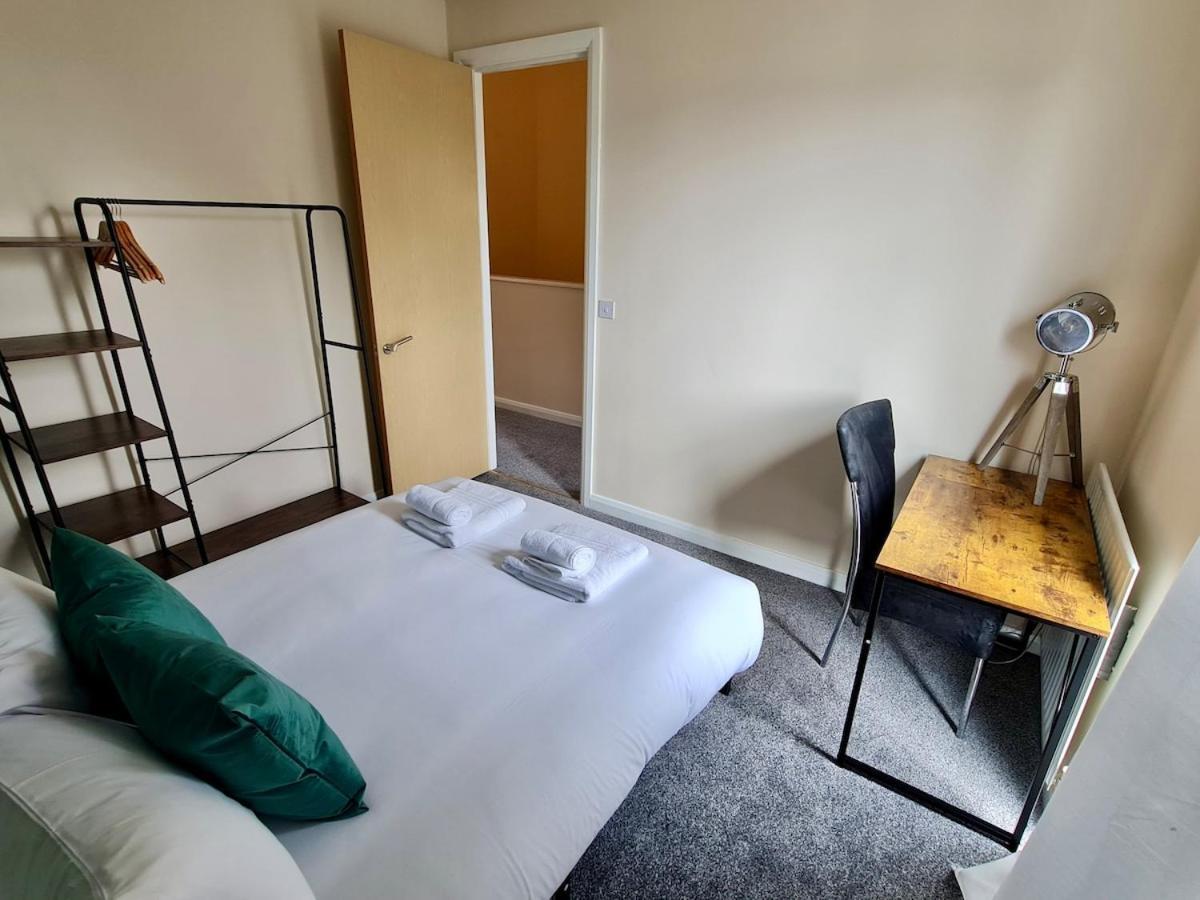 Luxury 3 Bedroom House Near Etihad Stadium And Coop Arena Apartment