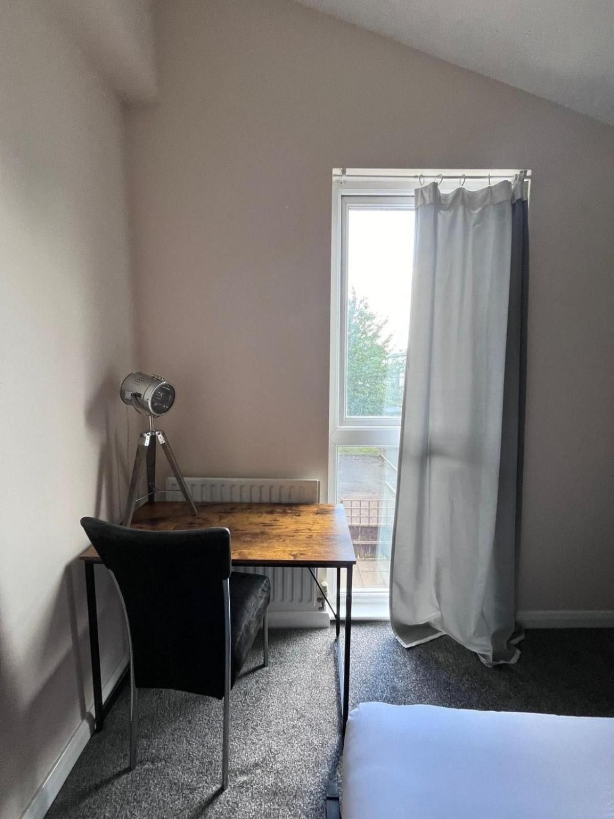 Luxury 3 Bedroom House Near Etihad Stadium And Coop Arena *
