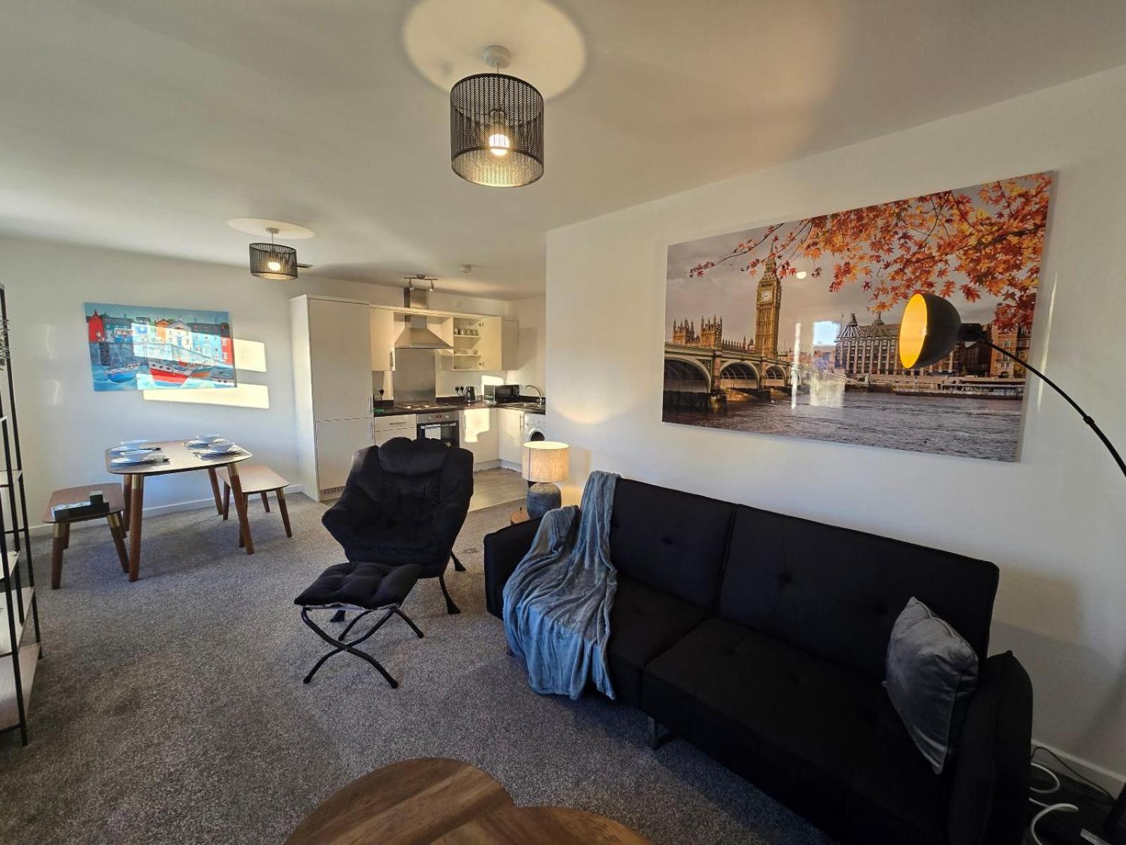 2br Apt, Etihad Stadium, Access, Sleeps 6 Apartment *